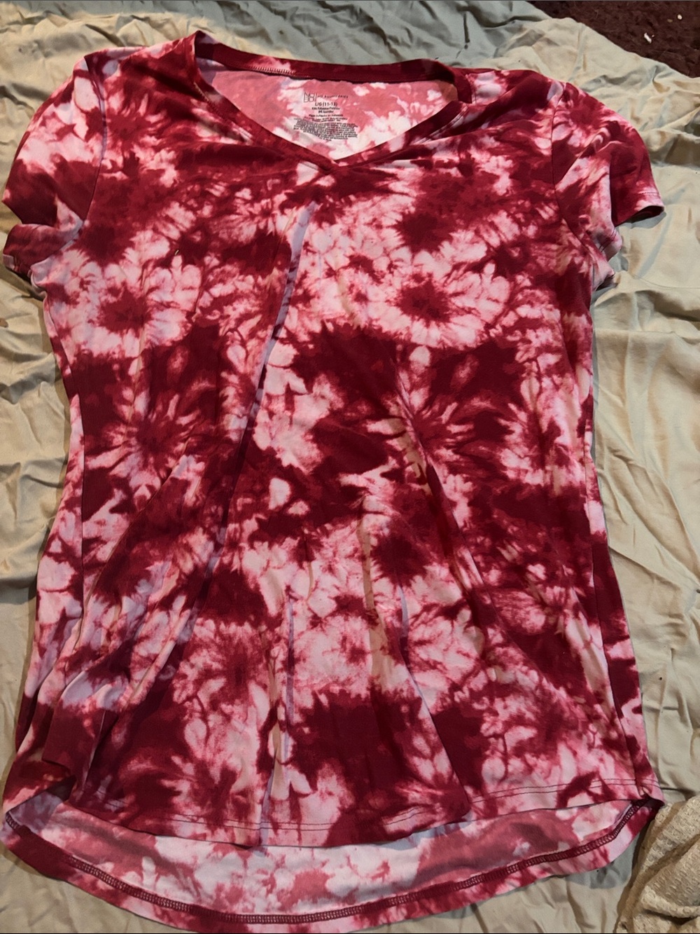 No Boundaries Red Tie-Dye V-Neck Short Sleeve Tee